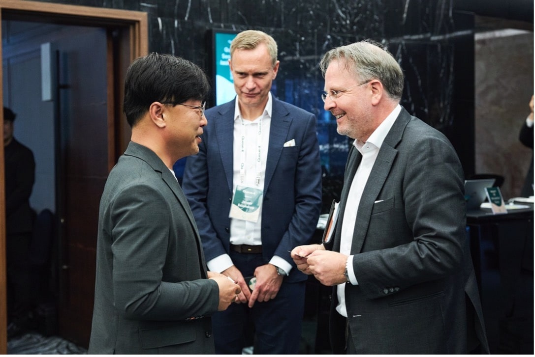 Svend Olling congratulating Aaron Kim